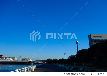 Yamashita Pier and Marine Tower seen from Yamashita Park 135504754