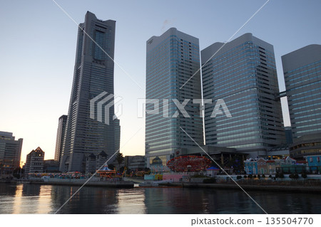 夕陽下的橫濱港未來皇后廣場 135504770