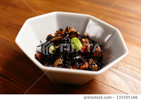 煮熟的羊栖菜 煮熟的羊栖菜 135505166