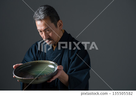 手持盤的陶工 135505582