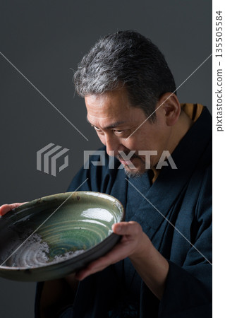 手持盤的陶工 135505584