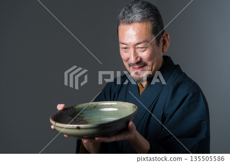 手持盤的陶工 135505586