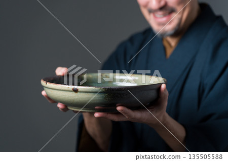手持盤的陶工 135505588