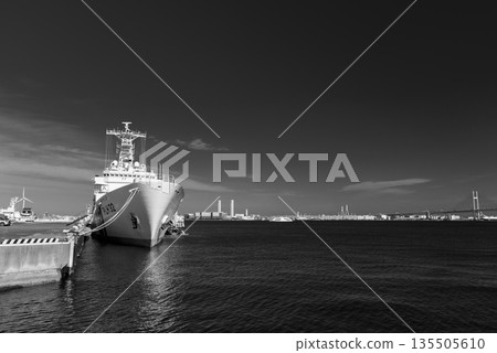 橫濱港晴空萬裡，一艘日本海上保安廳巡邏艇正在航行。 135505610