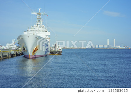 橫濱港晴空萬裡，一艘日本海上保安廳巡邏艇正在航行。 135505615