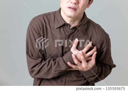 一名中年男子摀著胸口，痛苦不堪。 135505673
