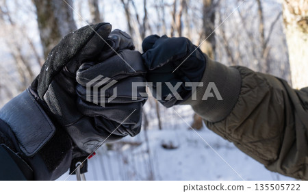 兩個人握拳 135505722