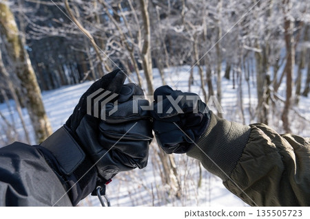 兩個人握拳 135505723