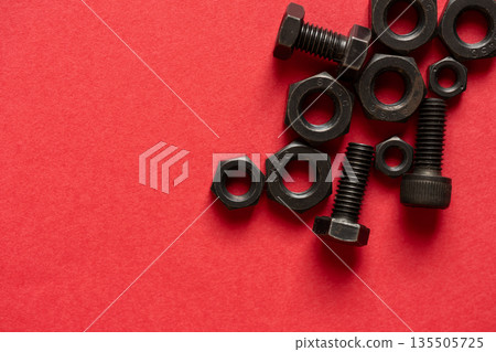 紅色背景中的六角螺栓螺母 135505725