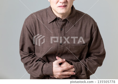 中年男子胃痛 135505778
