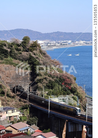 The Saphir Odoriko express train runs through Sagami Bay 135505853
