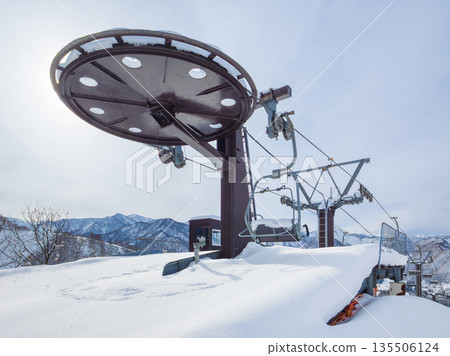 一座關閉的滑雪場被厚厚的積雪覆蓋著的纜車設施和大型滑輪(新潟縣湯澤町湯澤中裡) 一座關閉的滑雪場被厚厚的積雪覆蓋著的纜車設施和大型滑輪(新潟縣湯澤町湯澤中裡) 135506124