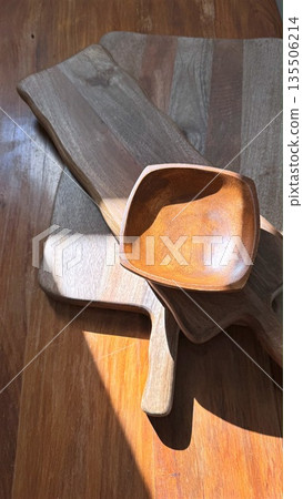Handcrafted Wooden Scoop On Board, Closeup Of Carving Marks And Raw Grain, Artisan Workshop Mood With Shavings And Tool Marks, Tactile Texture Suggesting Craft And Sustainable Utensil Making 135506214