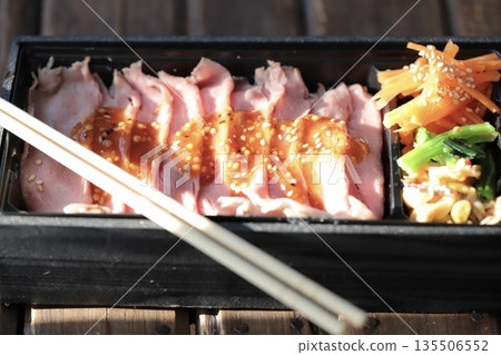 烤牛肉便當,裝在一次性外帶盒裡 烤牛肉便當,裝在一次性外帶盒裡 135506552