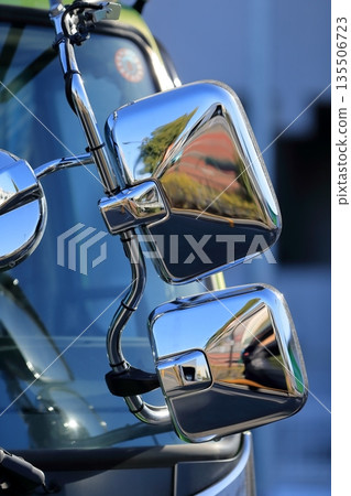 卡車側鏡圖像 135506723