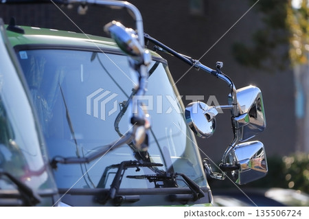 卡車側鏡圖像 135506724