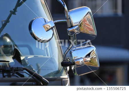 卡車側鏡圖像 135506725