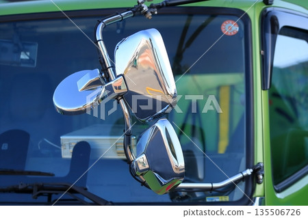 卡車側鏡圖像 135506726
