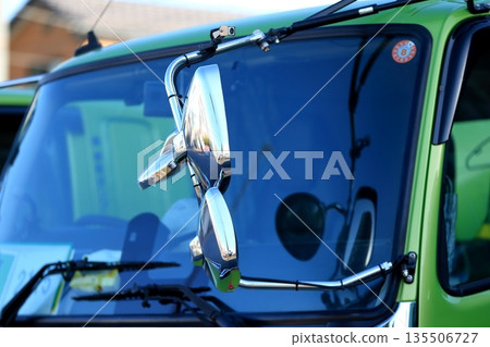 卡車側鏡圖像 135506727