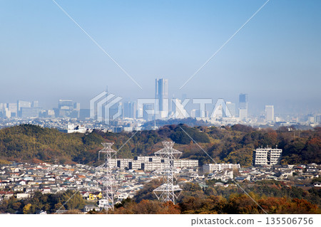 從鎌倉山區秋色中眺望的住宅區 從鎌倉山區秋色中眺望的住宅區 135506756