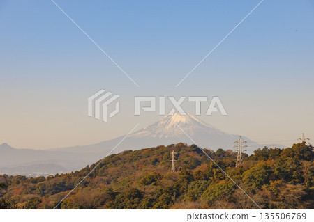 Beautiful snow-capped Mount Fuji and the autumn foliage of the mountains in the foreground 135506769