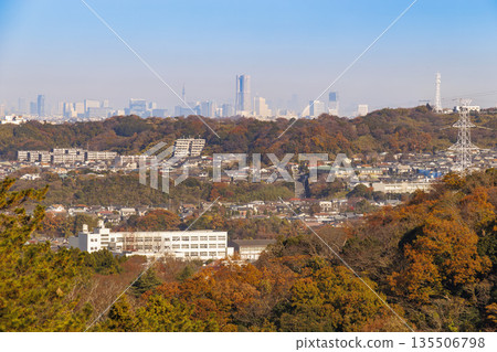 從鎌倉山區秋色中眺望的住宅區 135506798