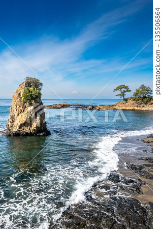 神奈川縣橫須賀市的秋屋海灘是著名的景點，在那裡您可以欣賞到典型的日本海景和富士山景色。 135506864