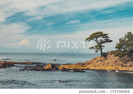 神奈川縣橫須賀市的秋屋海灘是著名的景點，在那裡您可以欣賞到典型的日本海景和富士山景色。 135506868