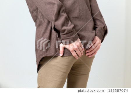 中年男子摀著臀部，痛苦不堪 135507074