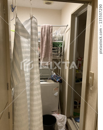 對於雙薪家庭和獨居人士來說，室內晾曬衣物的場景十分常見。 135507290