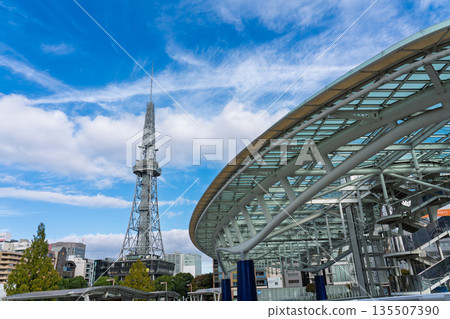 從 Oasis 21 眺望名古屋市，可以看到中部電力未來塔（Mirai Tower）。 135507390