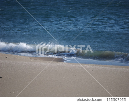 海浪拍打沙灘 海浪拍打沙灘 135507955