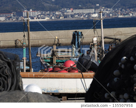 漁船、漁網和紅色浮標 漁船、漁網和紅色浮標 135507958
