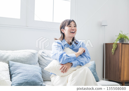 女人在沙發上放鬆 女人在沙發上放鬆 135508080