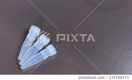 帶有邊緣的實驗室微型離心管 - 醫學、檢測和研究影像 135508573