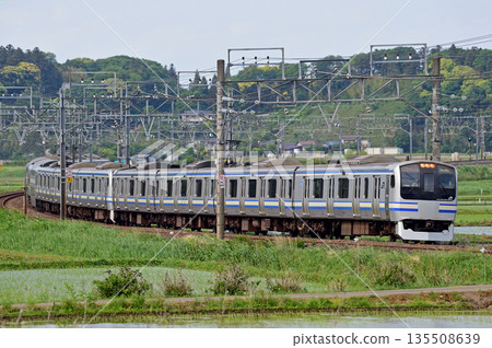 JR東日本E217系列Y-144次列車（鎌倉站），行駛於總武本線，往返櫻站和莫諾伊站之間。 135508639