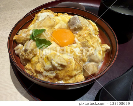 近距離拍攝的帶溏心蛋的親子丼。 135508659