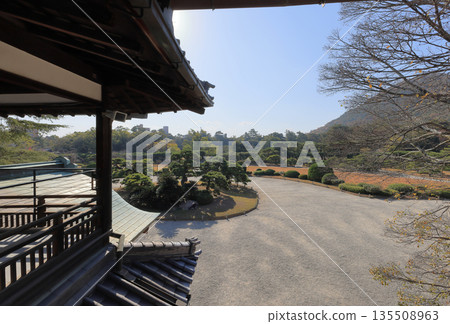 從栗林花園商業產業振興館主樓二樓眺望南庭園 135508963