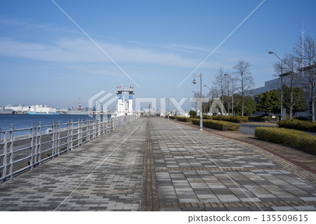 冬季的橫濱港新港碼頭 冬季的橫濱港新港碼頭 135509615