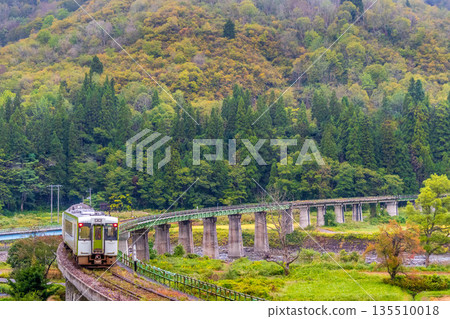 Tadami Line running through the autumn mountain village - Kanatsugawa Bridge 135510018