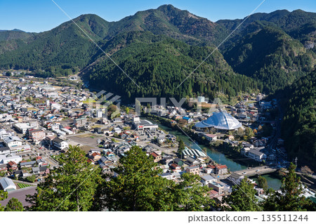 從岐阜縣上市郡上八幡城眺望郡上市 135511244