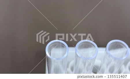 特寫鏡頭：排列在試管架上的塑膠試管開口。醫學檢測影像 135511407