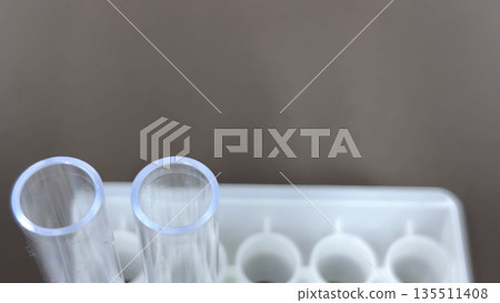 試管架上排列的塑膠試管的開口和邊緣（醫學和檢測影像） 135511408