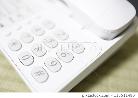 白色電話號碼按鈕。 135511490