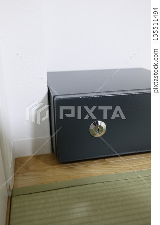 A black home safe installed in a Japanese-style room with tatami mats. 135511494
