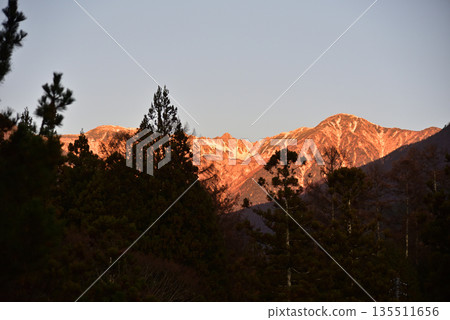 沐浴在晨曦中的中央阿爾卑斯山千丈崖冰鬥 沐浴在晨曦中的中央阿爾卑斯山千丈崖冰鬥 135511656