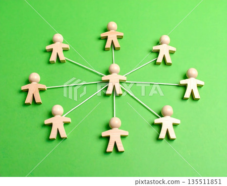 群體霸凌的結構以及無法逃脫的封閉環境 135511851