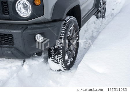 被困在雪路上 135511983