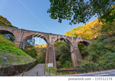 秋意漸濃於群馬縣安中市的臼井峠、眼鏡橋。 135512178