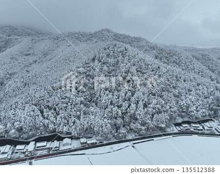 Drone aerial shot of the snowy countryside of Hikosaka in Gifu City 135512388